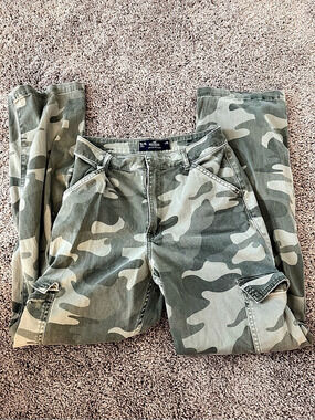 Hollister Ultra High-Rise Mom jean Camo Cargo Shorts Size 5L/4L